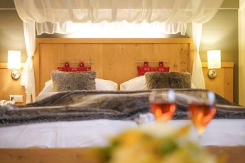 Doppelbett in der Romantik Suite im Lärchenhof