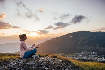 Yogaübung am Berg bei Sonnenuntergang