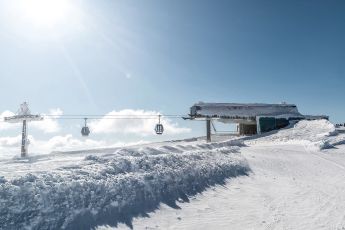 Skilift auf der Bergstation im Winter Skigebiet Aineck