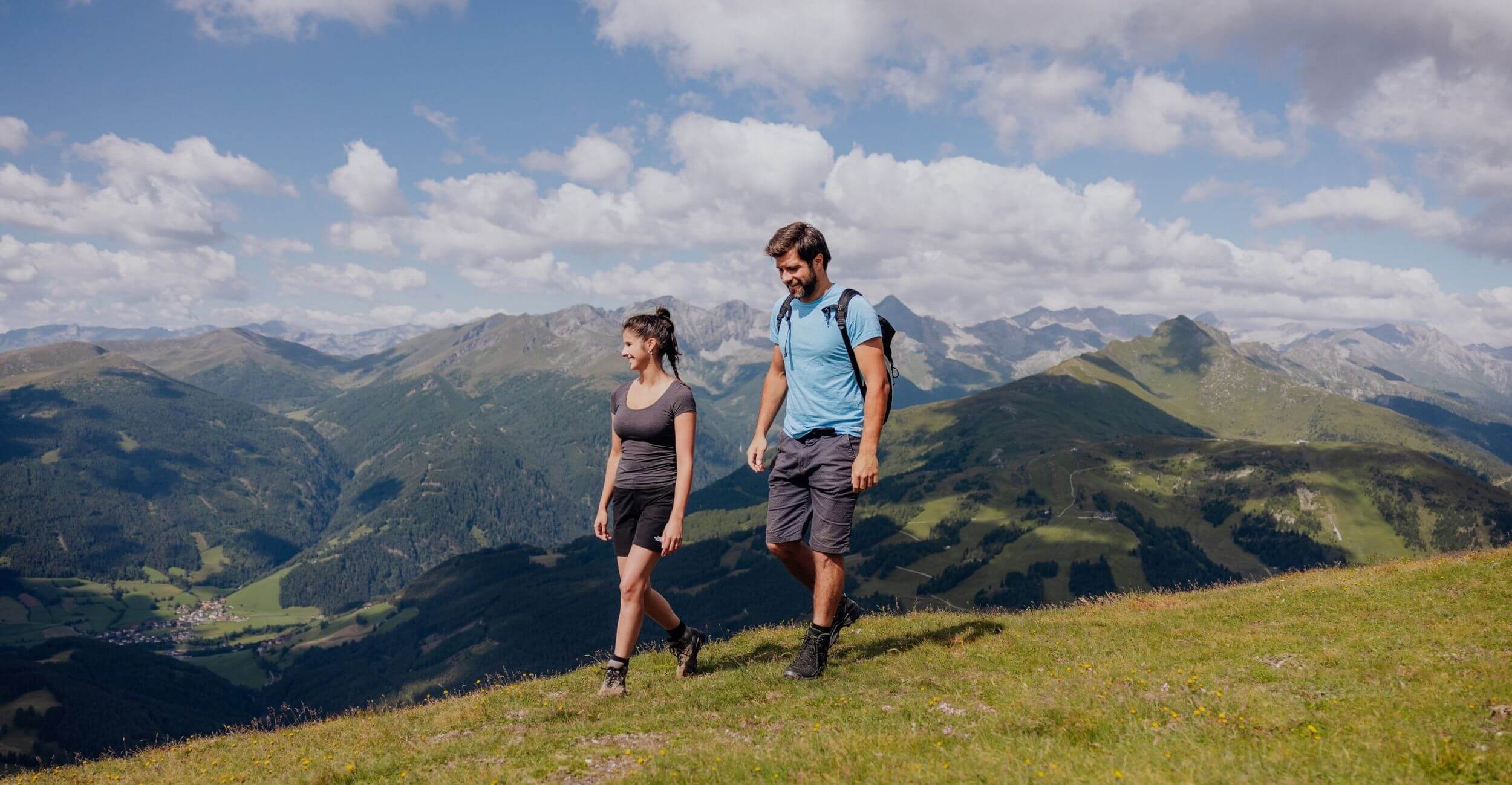 Paar beim Wandern am Katschberg