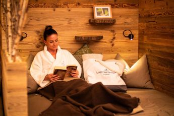 Frau beim Lesen eines Buches im Waldwellness Hotel Lärchenhof