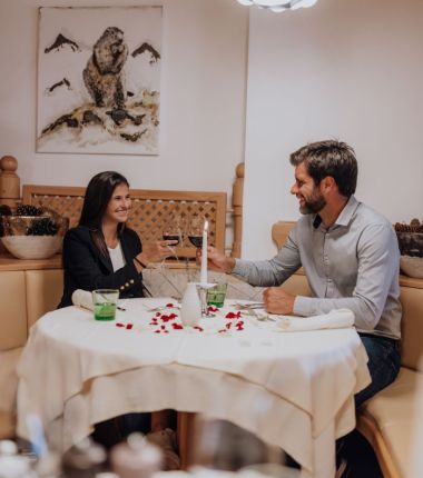 Paar beim Abendessen im Hotelrestaurant Lärchenhof