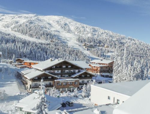 Winterliche Außenansicht des Hotel Lärchenhof Katschberg