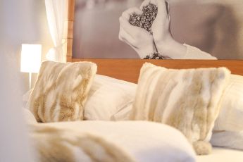 Details im Bett der Romantiksuite