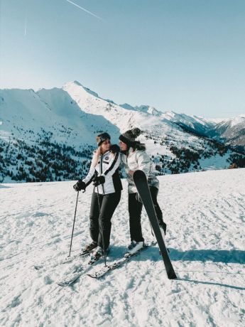 Skifahrer auf der Piste am Katschberg