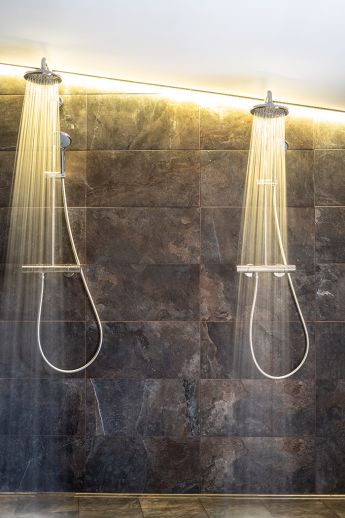 Zwei moderne Regenduschen im Wellnessbereich des Hotel Lärchenhof