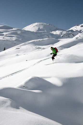Skifahrer bei einer Skitour im unberührten Schnee in Salzburg