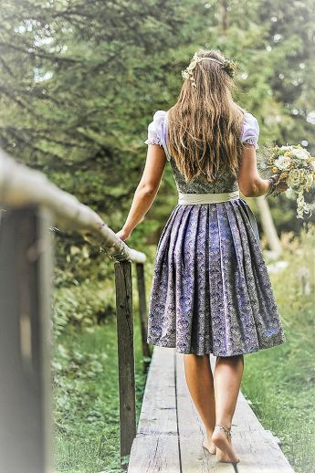 Frau im Dirndl im Wald am Katschberg