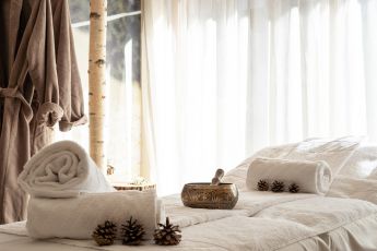 Massageraum mit Handtüchern und Deko im Hotel Lärchenhof