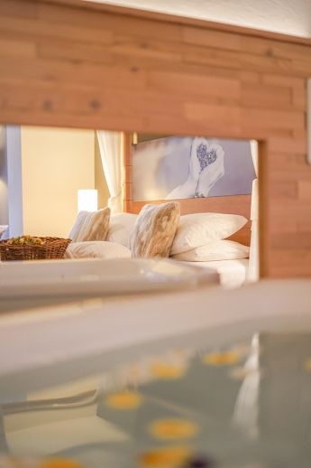 Romantische Suite im Hotel Lärchenhof mit Blick auf eine gefüllte Badewanne
