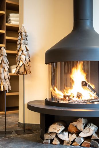 Ein knisterndes Kaminfeuer im Hotel Lärchenhof, das für eine gemütliche Atmosphäre an kalten Winterabenden sorgt