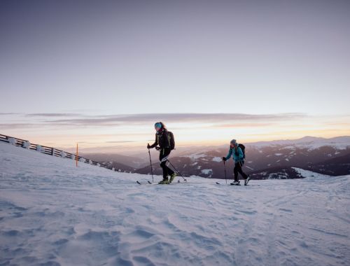 Skitourengeher früh am Morgen