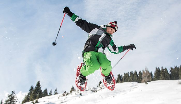 Schneeschuhwandern durch die verschneite Winterlandschaft
