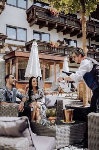 Gäste auf der Terrasse im Lärchenhof Katschberg