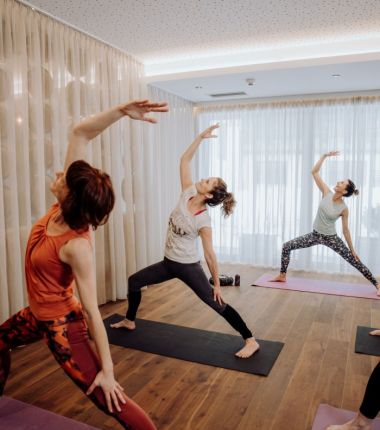 Yogaübungen in der Gruppe im Lärchenhof Katschberg