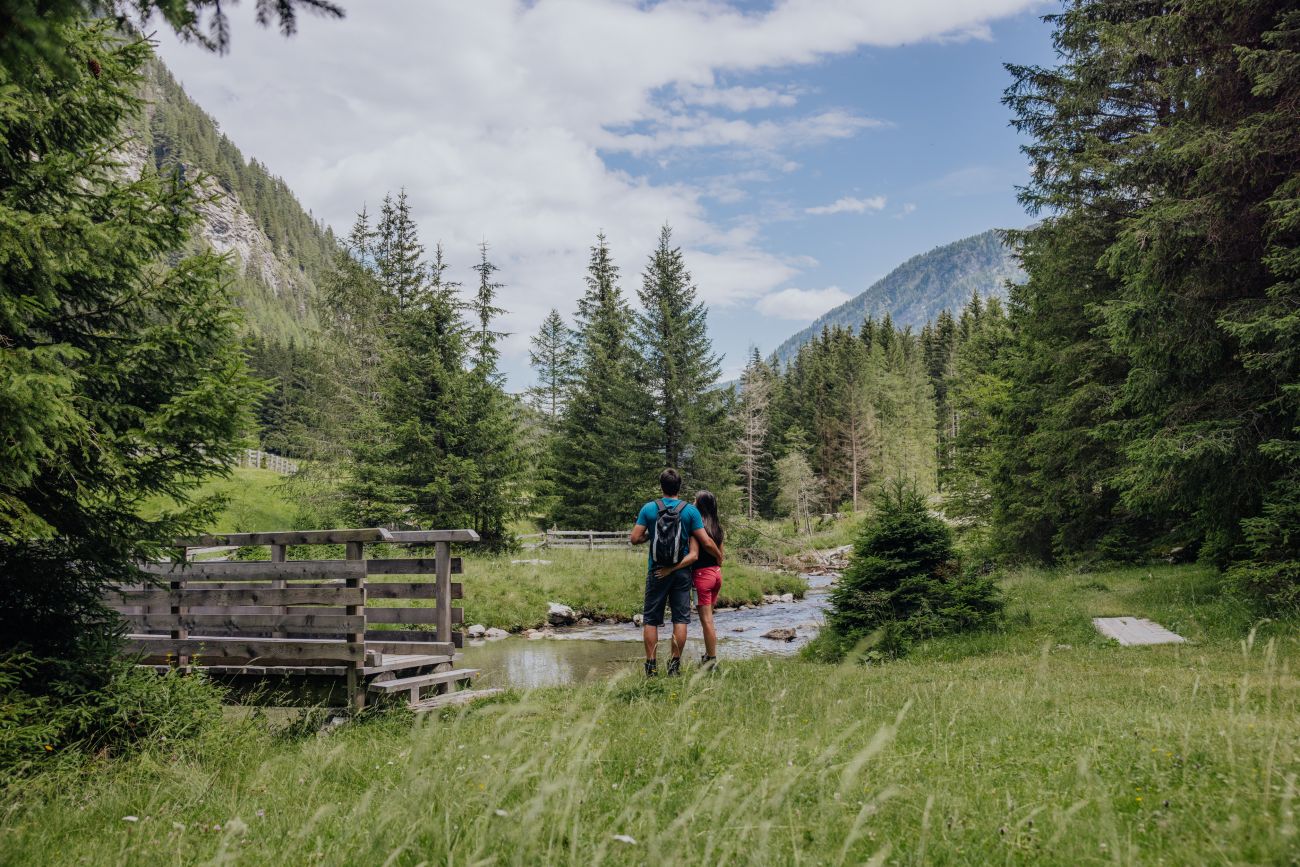 Paar beim Wandern am Katschberg