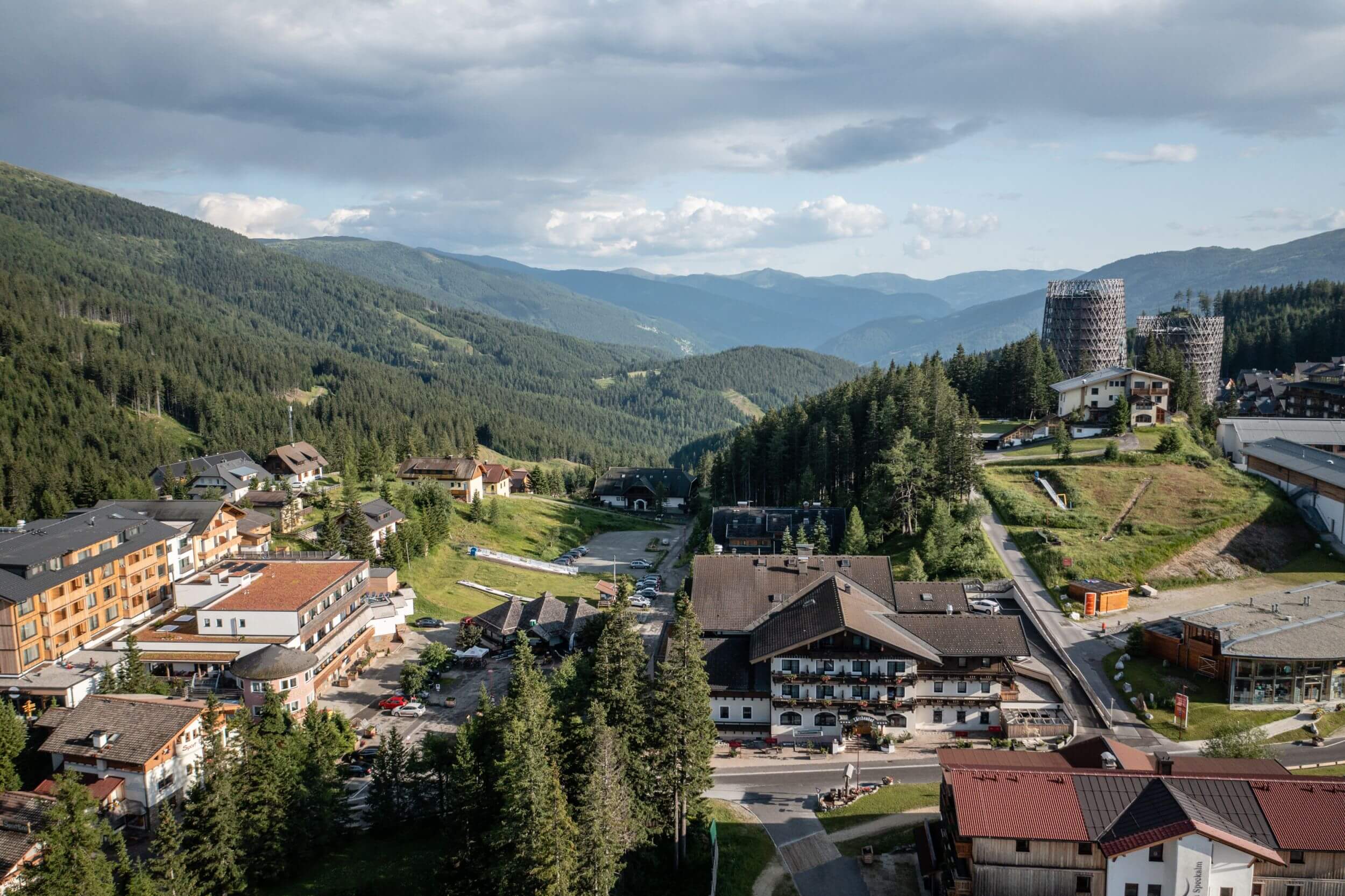 Ein Panoramablick auf eine Bergsiedlung und das umliegende Tal